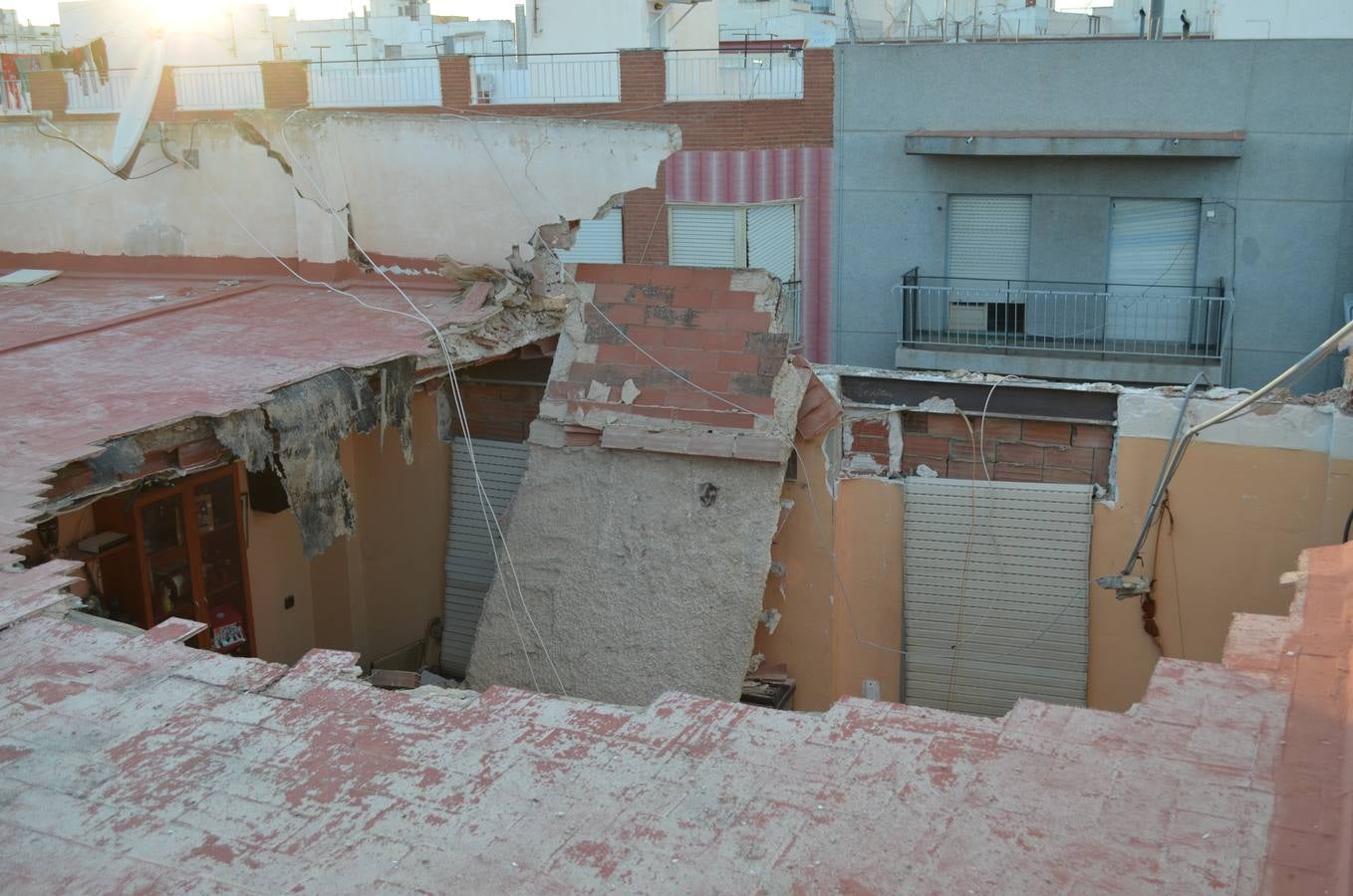 Cinco plantas de un edificio de Carrús se desploman sin causar víctimas