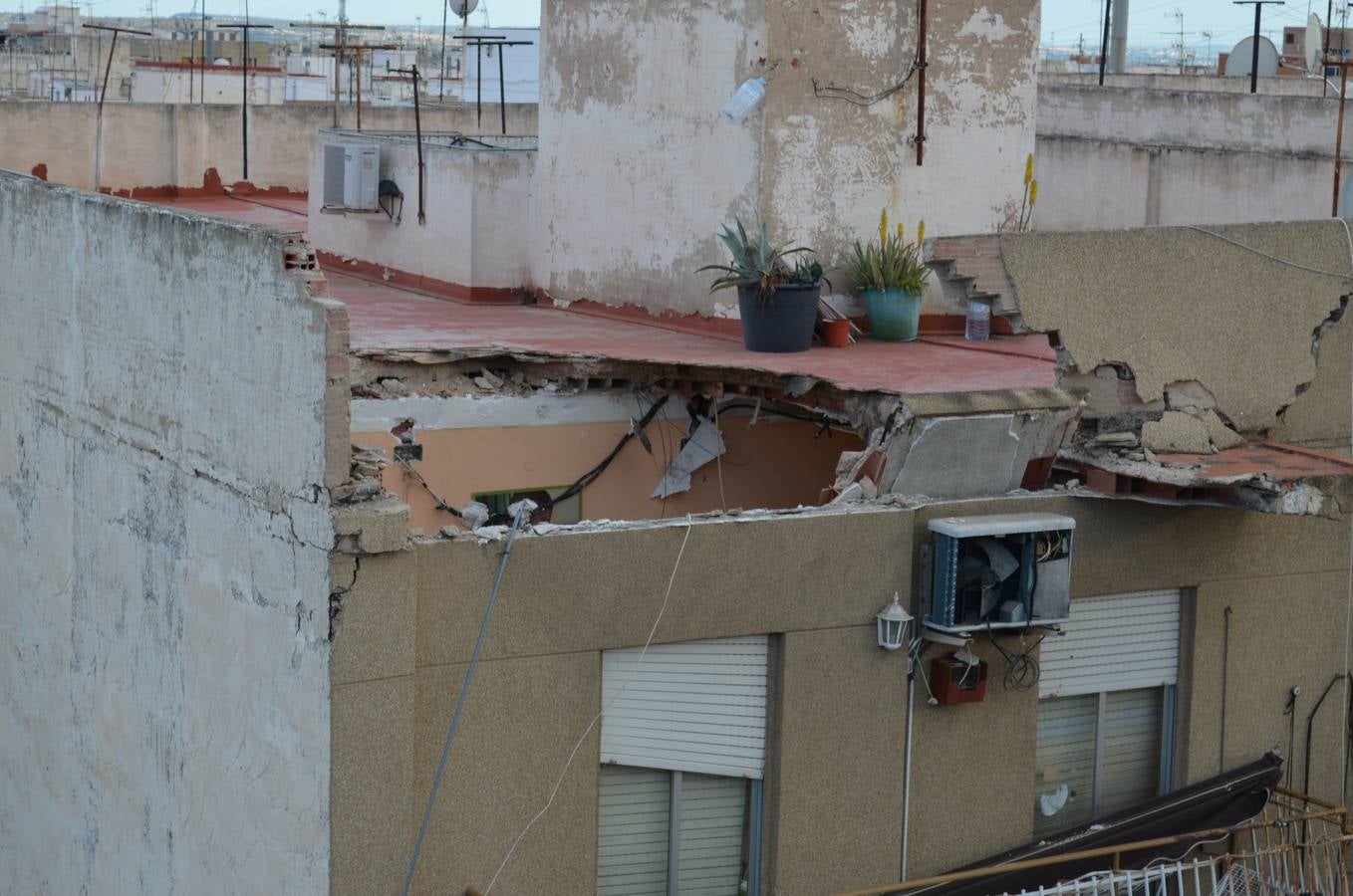 Cinco plantas de un edificio de Carrús se desploman sin causar víctimas