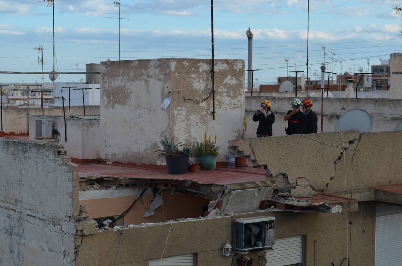 Cinco plantas de un edificio de Carrús se desploman sin causar víctimas