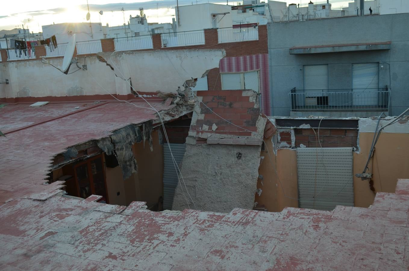 Cinco plantas de un edificio de Carrús se desploman sin causar víctimas