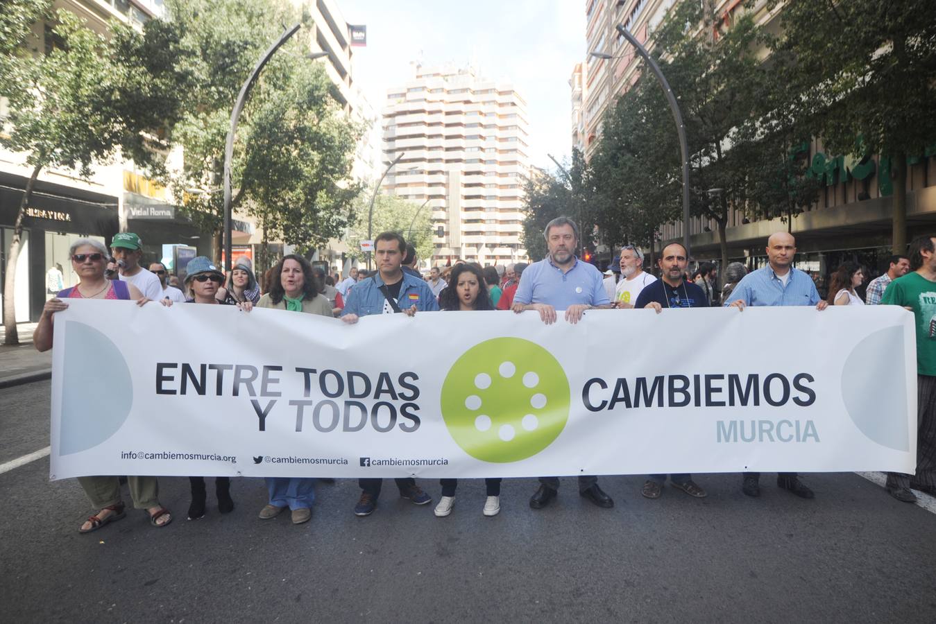 Centenares de personas advierten en Murcia al Gobierno de que «así no salimos de la crisis»