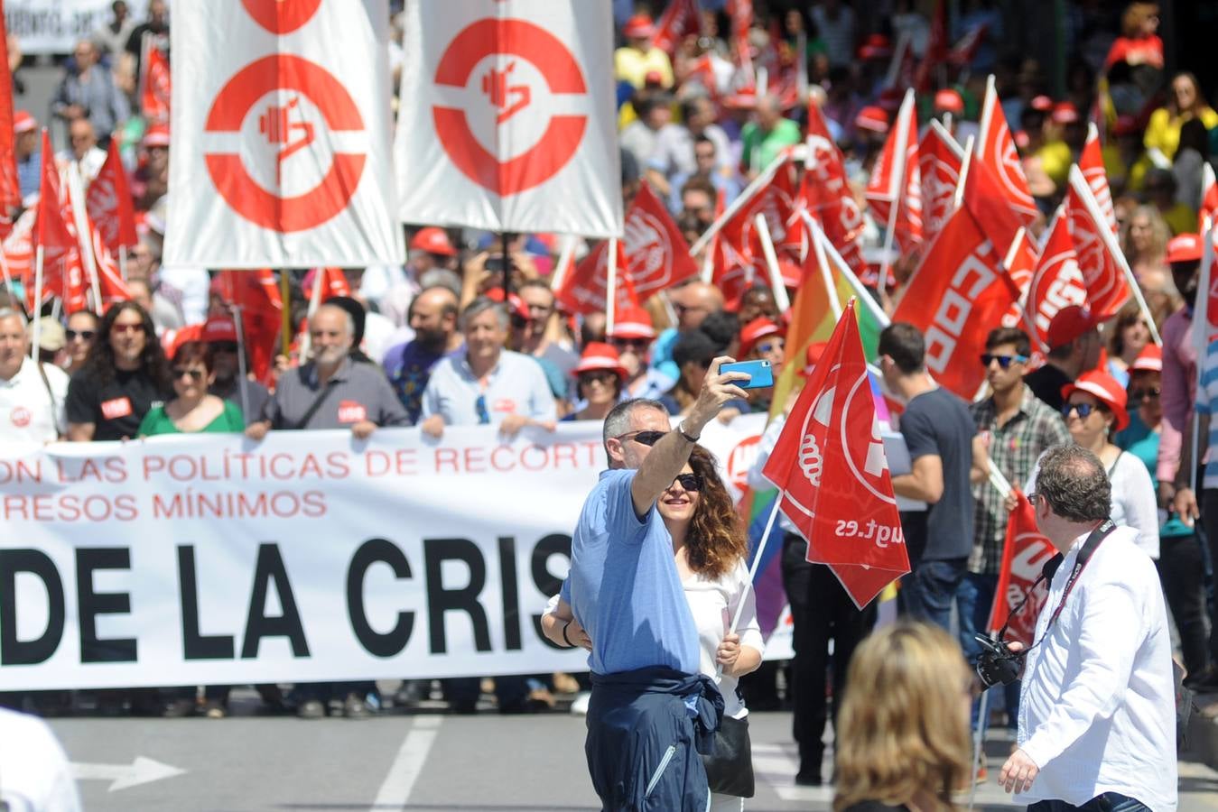 (01-05) Sindicatos y partidos de la oposición afrontaron el Primero de Mayo en clave electoral. Miles de personas se sumaron a la protesta y exigieron la derogación de la reforma laboral del Ejecutivo de Rajoy.