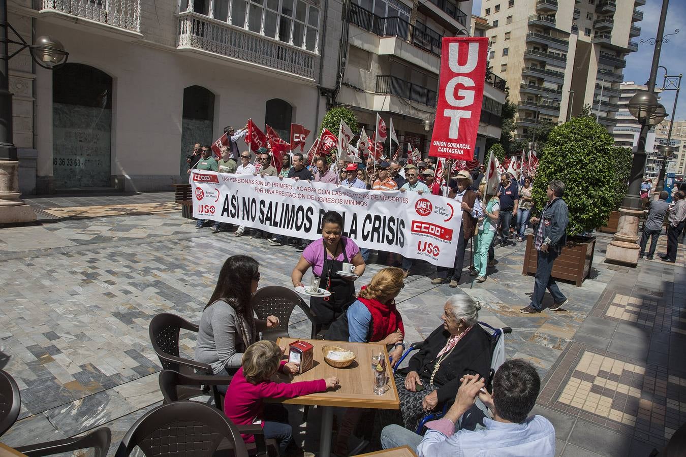 (01-05) Sindicatos y partidos de la oposición afrontaron el Primero de Mayo en clave electoral. Miles de personas se sumaron a la protesta y exigieron la derogación de la reforma laboral del Ejecutivo de Rajoy.