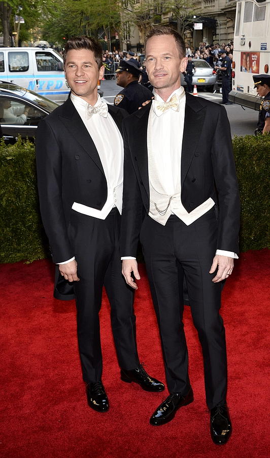 Neil Patrick Harris (d) y su esposo David Burtka (i)