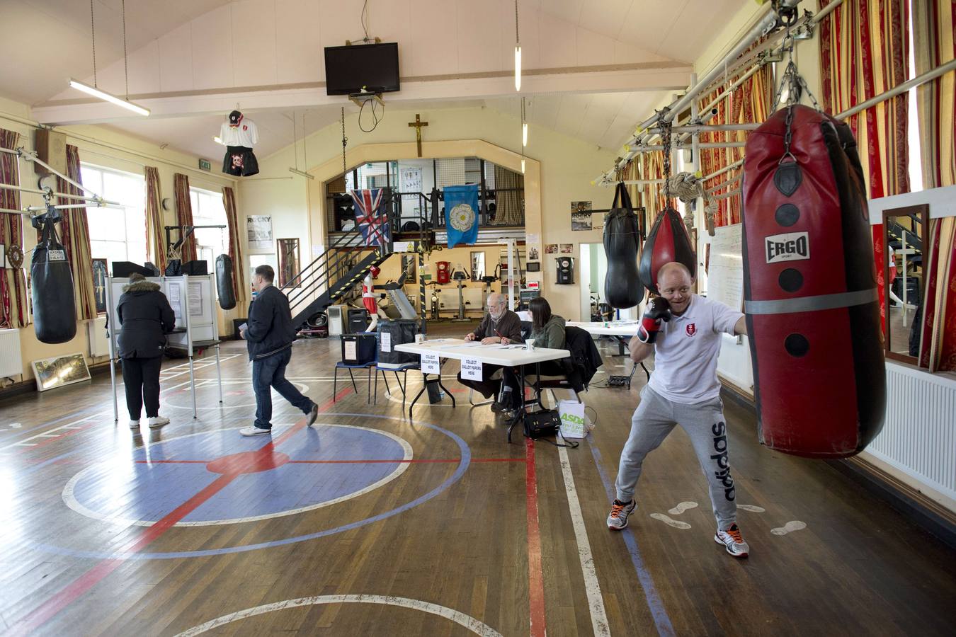 Un cliente de una escuela de boxeo, que ejerce como colegio electoral, practica.