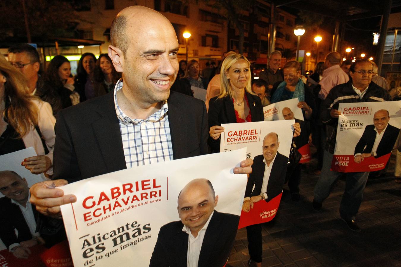 Pegada de carteles en Alicante