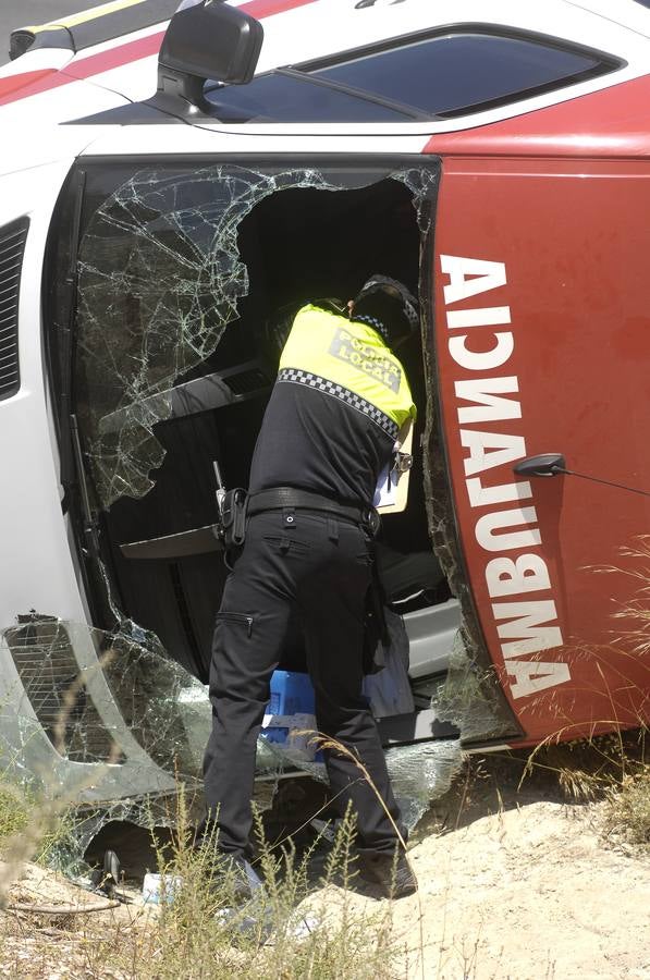 Cuatro heridos al volcar una ambulancia en Elche