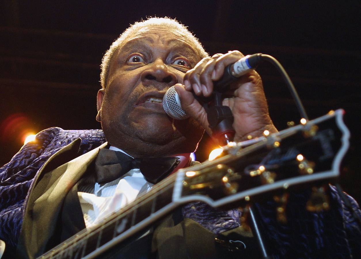 B. B. King coge el micrófono en la octava edición del Nice Jazz Festival, en 2001.