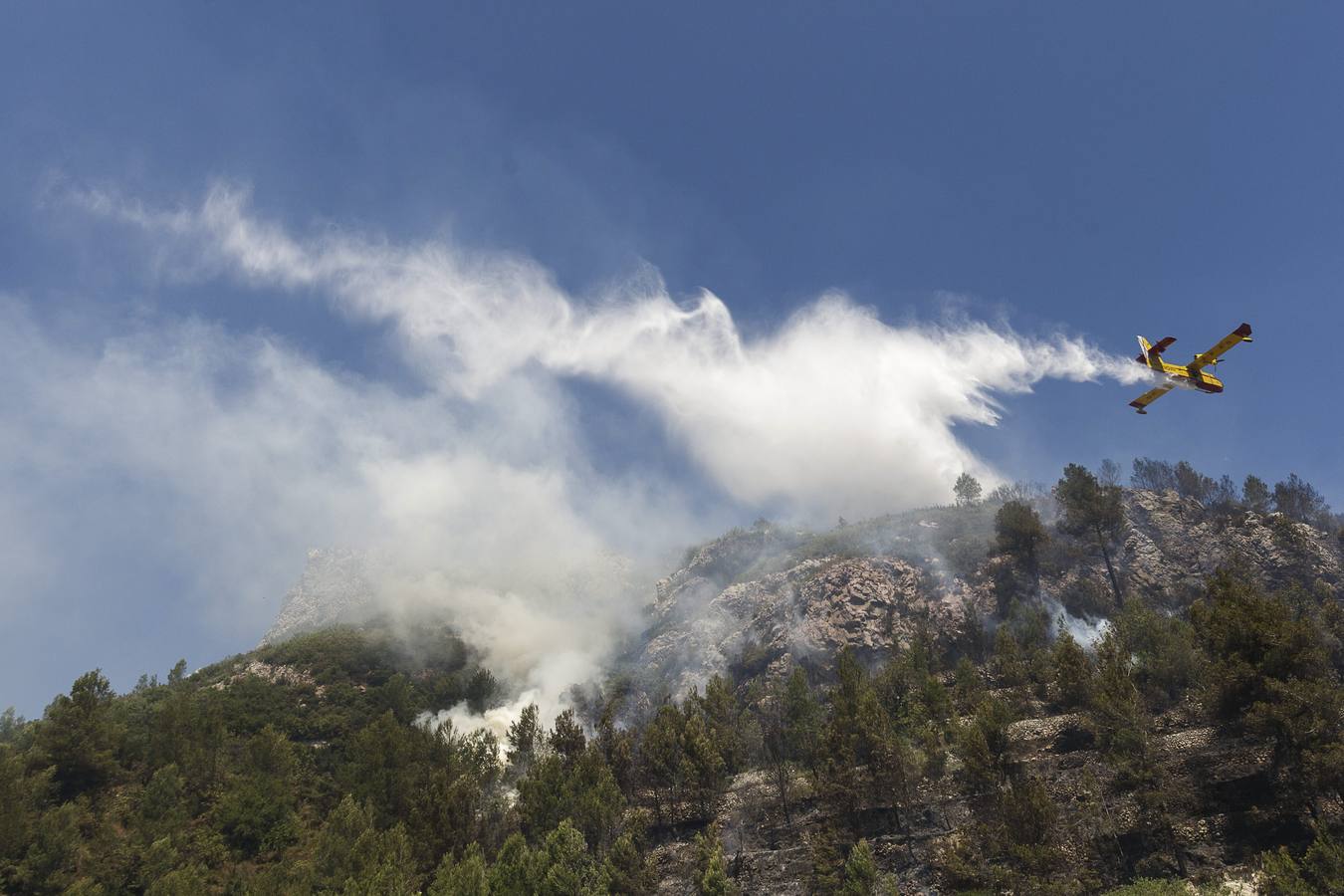 Continúan con las labores de extinción del fuego de Vall d&#039;Ebo