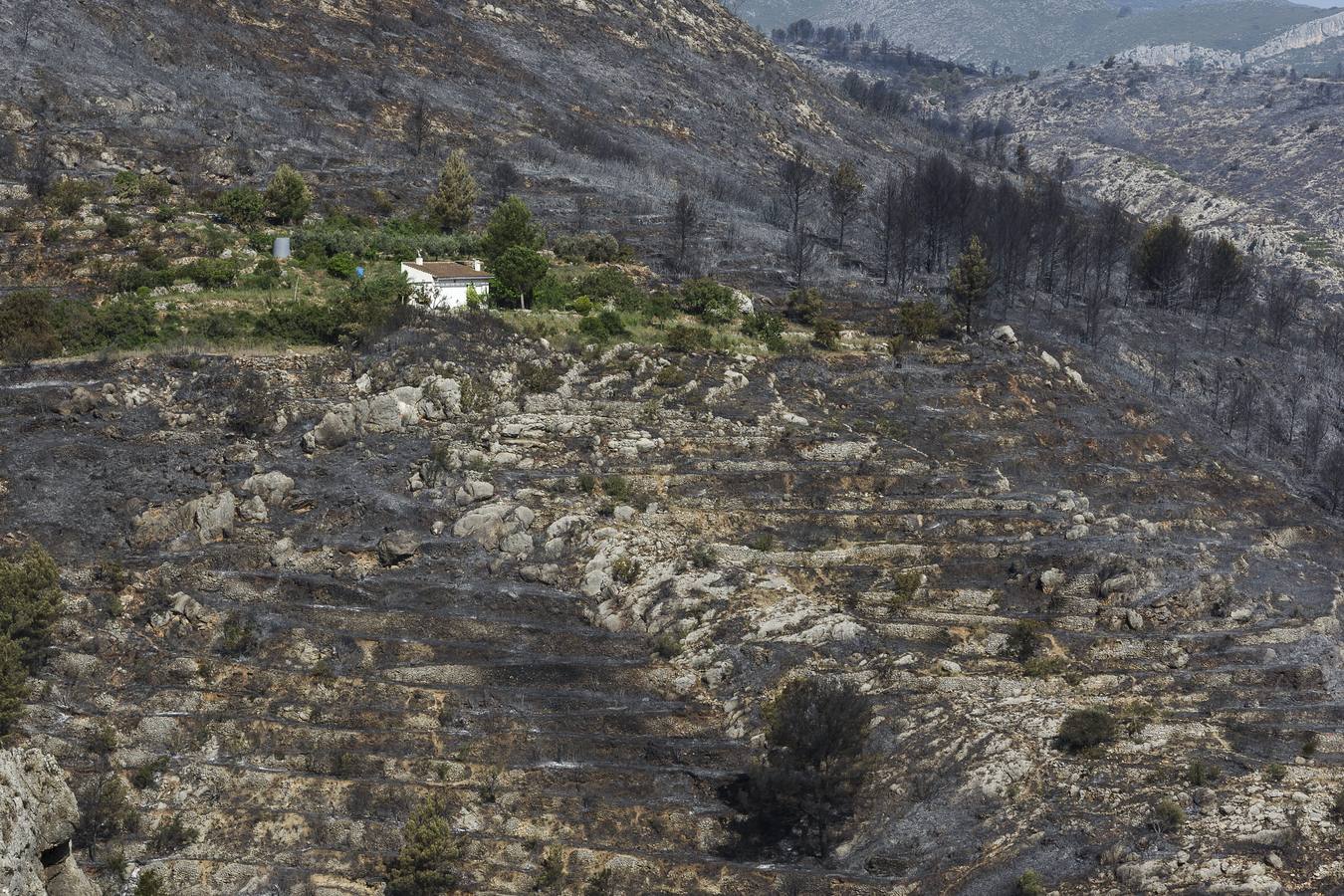 Continúan con las labores de extinción del fuego de Vall d&#039;Ebo