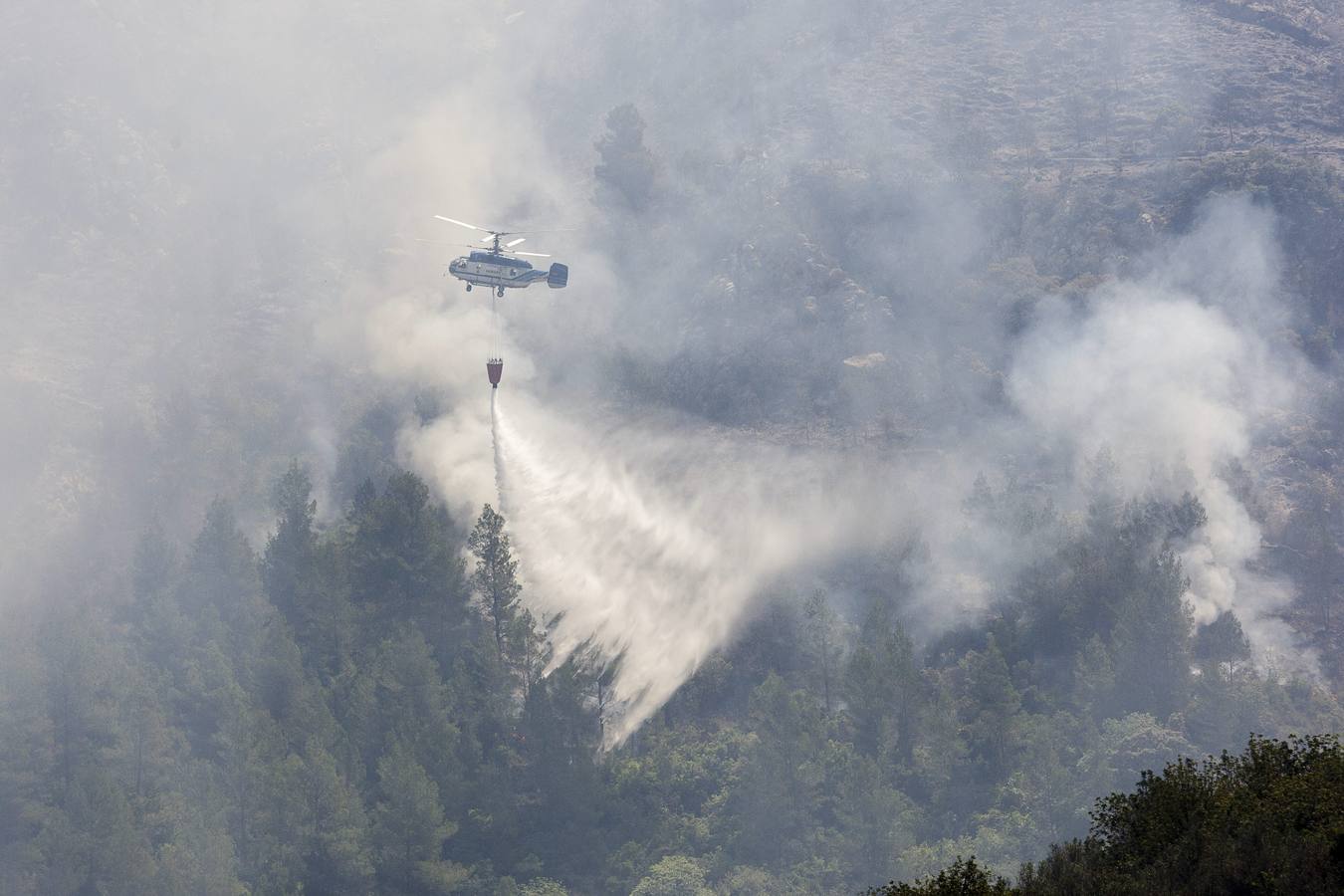 Continúan con las labores de extinción del fuego de Vall d&#039;Ebo