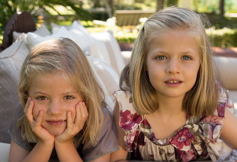 La infanta Sofía y la princesa Leonor posan en el jardín de su residencia.