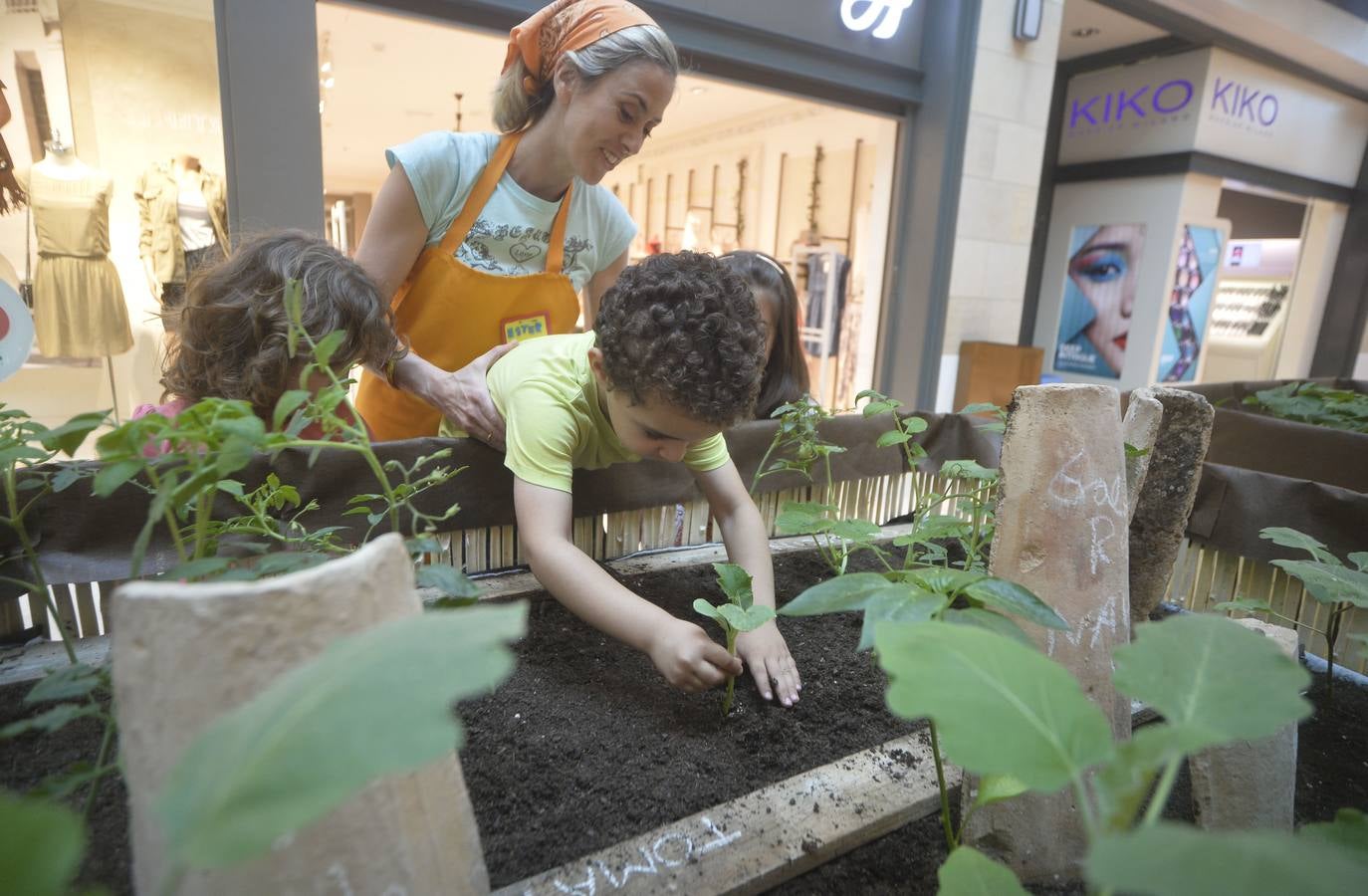 (18-05) El centro comercial 'Espacio Mediterráneo' de Cartagena acoge la iniciativa 'Espacio más verde', que permite a las familias aprender y divertirse con sus propios cultivos.