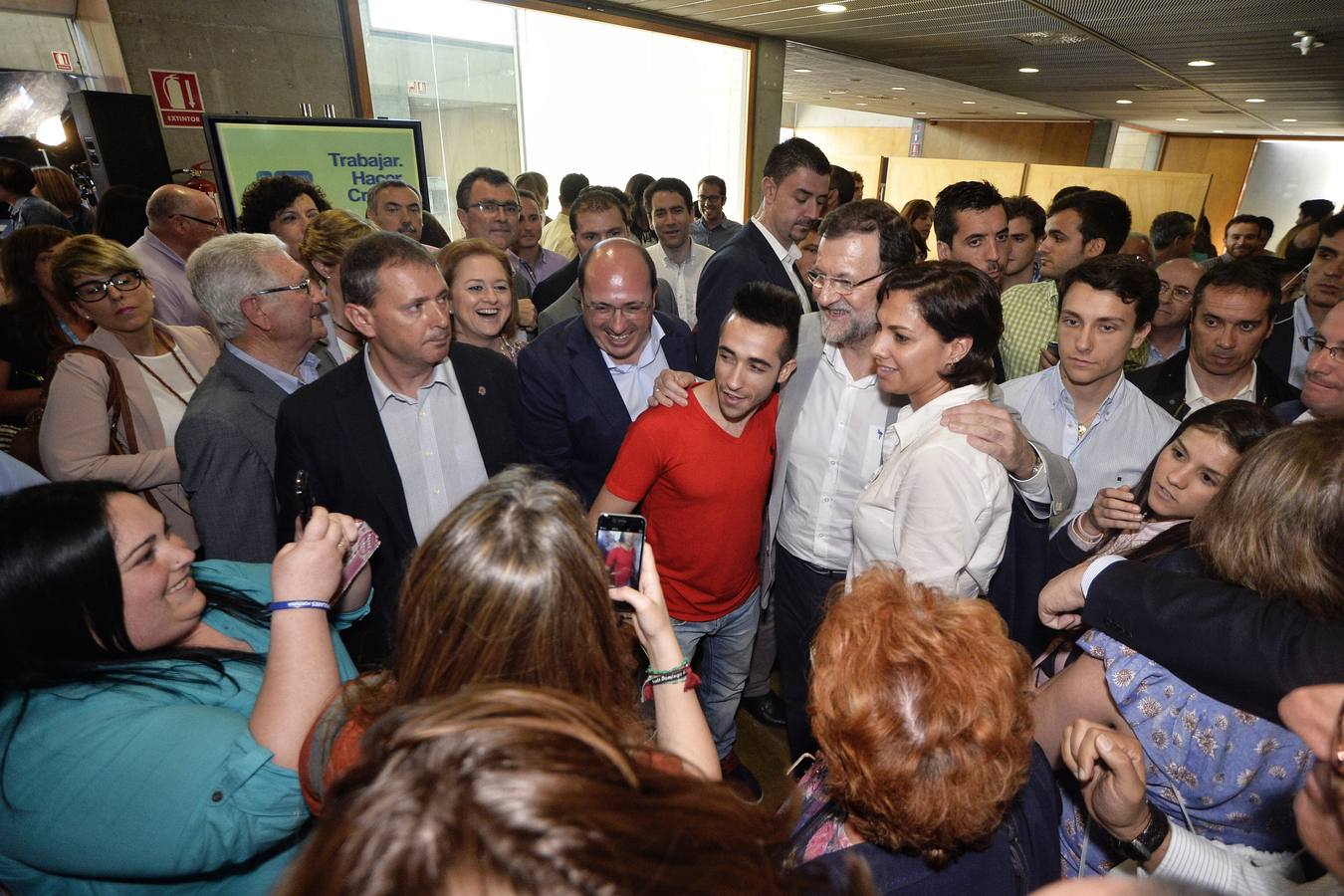 (20-05) El presidente del Gobierno y del Partido Popular, Mariano Rajoy durante un encuentro con jóvenes en Murcia. En el acto, en el edificio anexo del Auditorio Víctor Villegas, intervinieron, además, el presidente del PP regional y vicepresidente del Parlamento Europeo, Ramón Luis Valcárcel; y el candidato a la Presidencia de la Región, Pedro Antonio Sánchez.