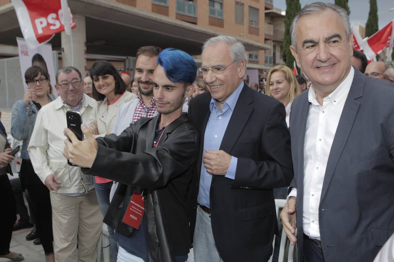 (21-05) El exvicepresidente del Gobierno en la etapa de Felipe González y exdiputado socialista Alfonso Guerra visita Lorca para participar en un mitin en apoyo a los candidatos Isabel Casalduero, que encabeza la circunscripción del Guadalentín para la Asamblea Regional; Diego José Mateos, candidato a la alcaldía; y Rafael González Tovar, candidato a la presidencia de la Comunidad Autónoma.