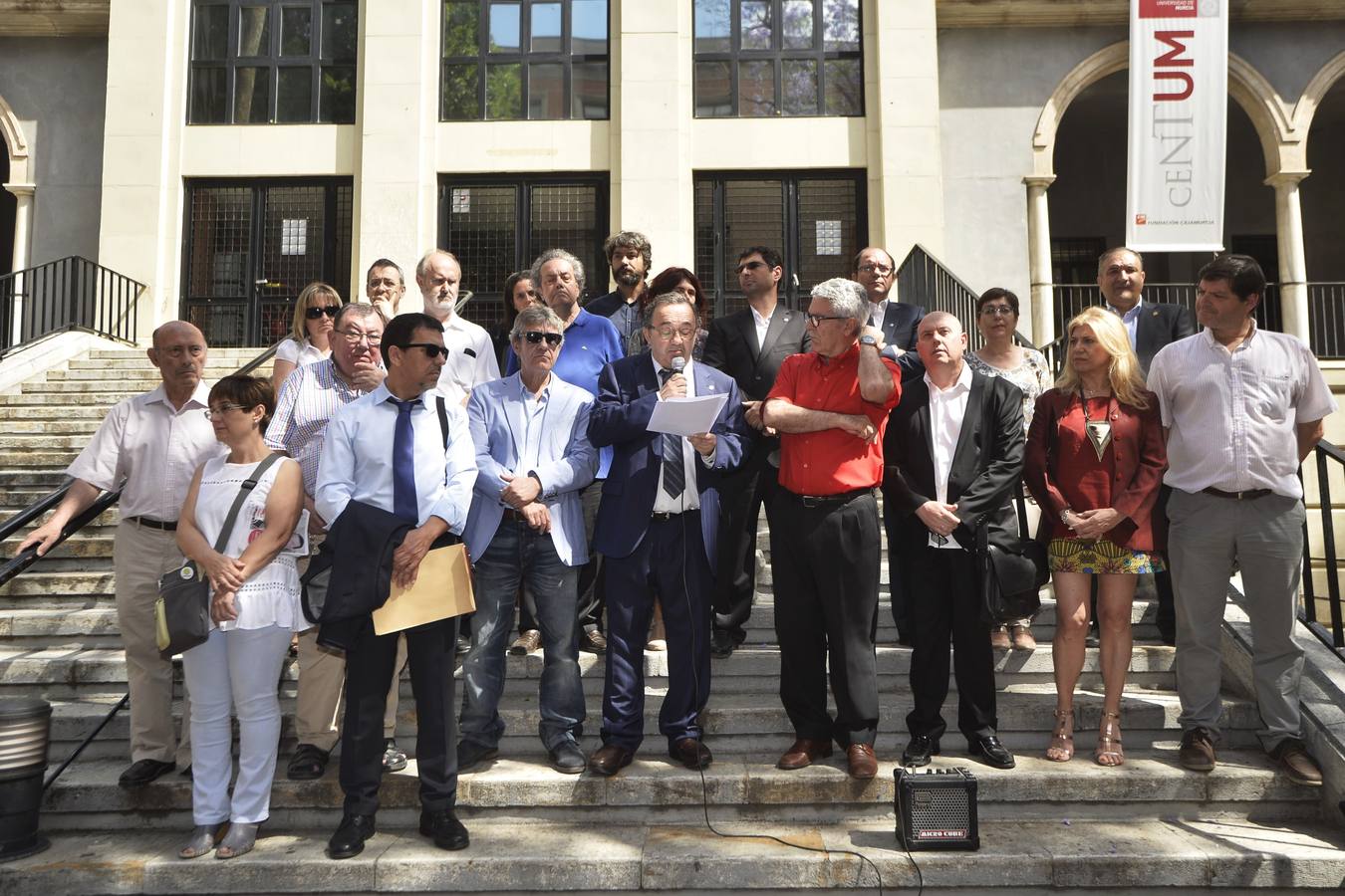 (22-05) El Rector de la Universidad de Murcia, José Orihuela, durante la lectura de un manifiesti a favor de la universidad pública en el campus de La Merced en la que defiende los derechos de los estudiantes y la polémica por las prácticas unioversitarias en hospitales.