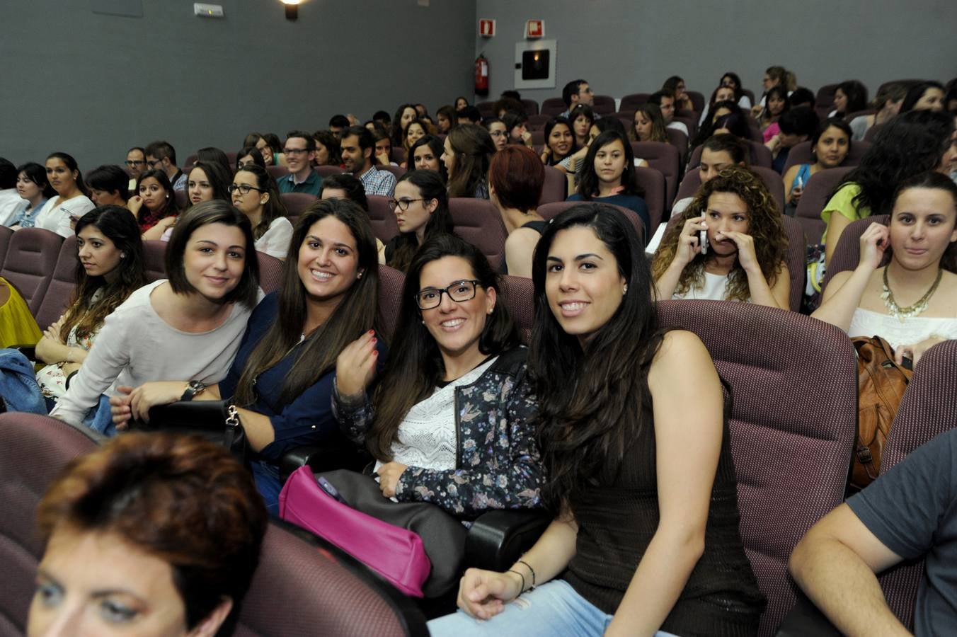 (22-05) Los centros de atención primaria y hospitalaria del Servicio Murciano de Salud (SMS) dieron ayer la bienvenida a 255 residentes que realizarán en ellos su periodo de formación. Estos profesionales, del que el 70% son mujeres, se reparten entre más de 200 médicos, casi 40 enfermeros, una decena de farmacéuticos y cuatro psicólogos.