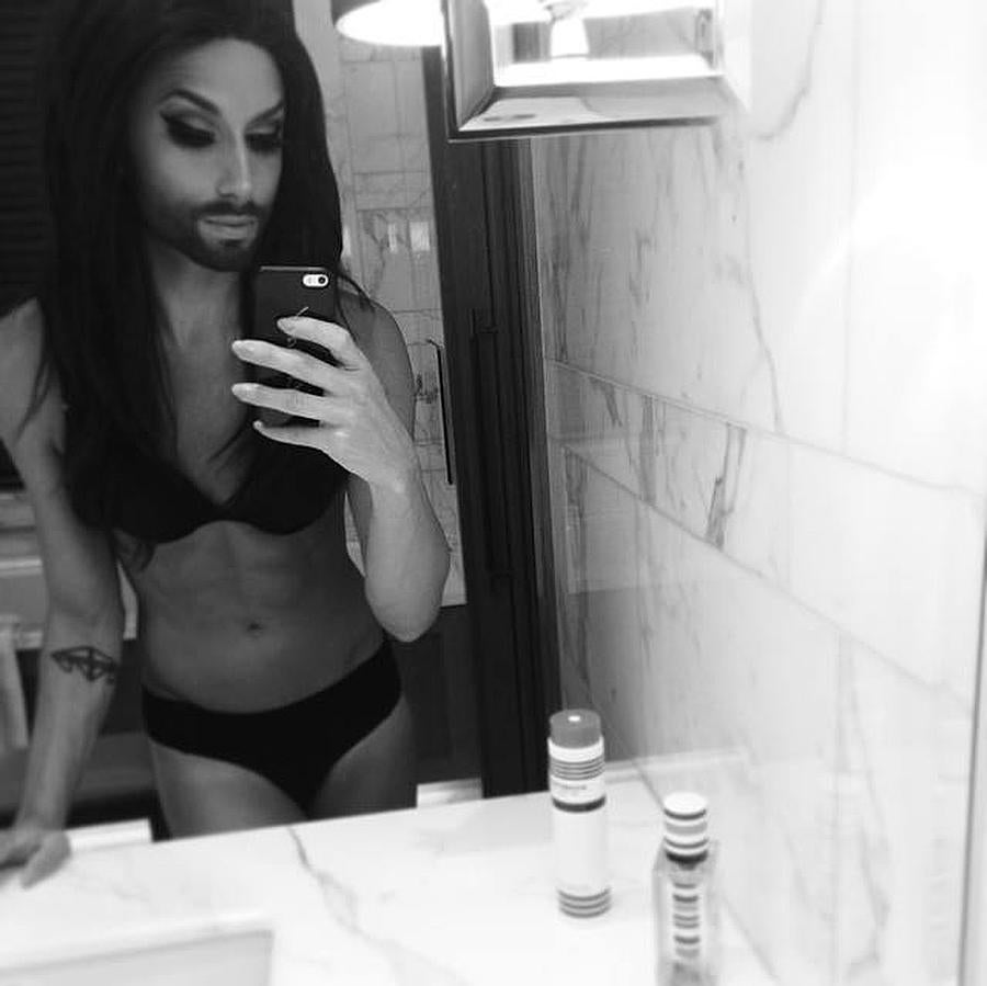 Conchita Wurst, desnuda en la ducha, incendia las redes sociales