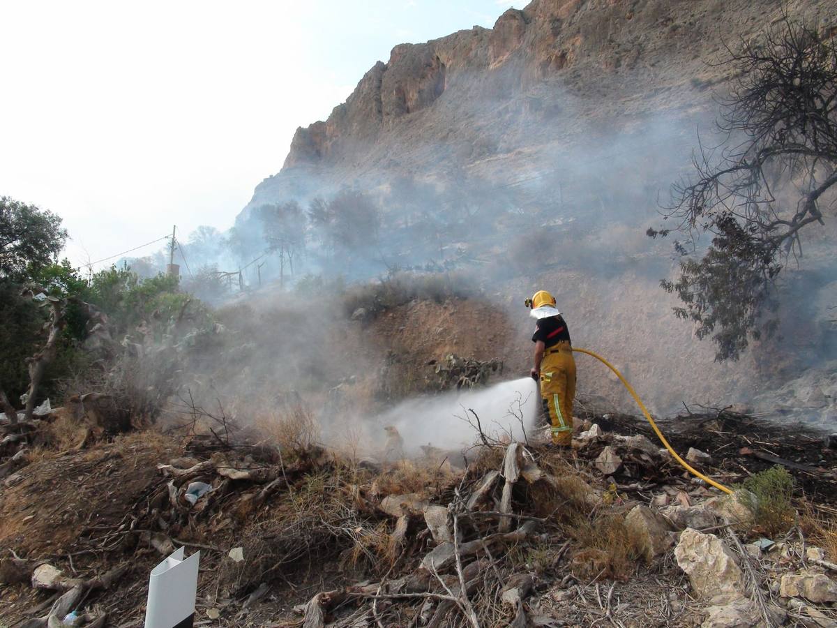 Un incendio calcina casi cuatro hectáreas de monte en Orihuela