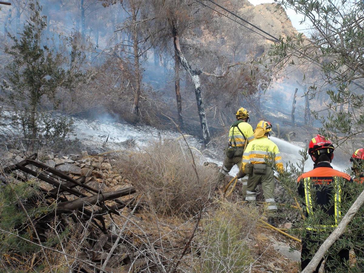 Un incendio calcina casi cuatro hectáreas de monte en Orihuela