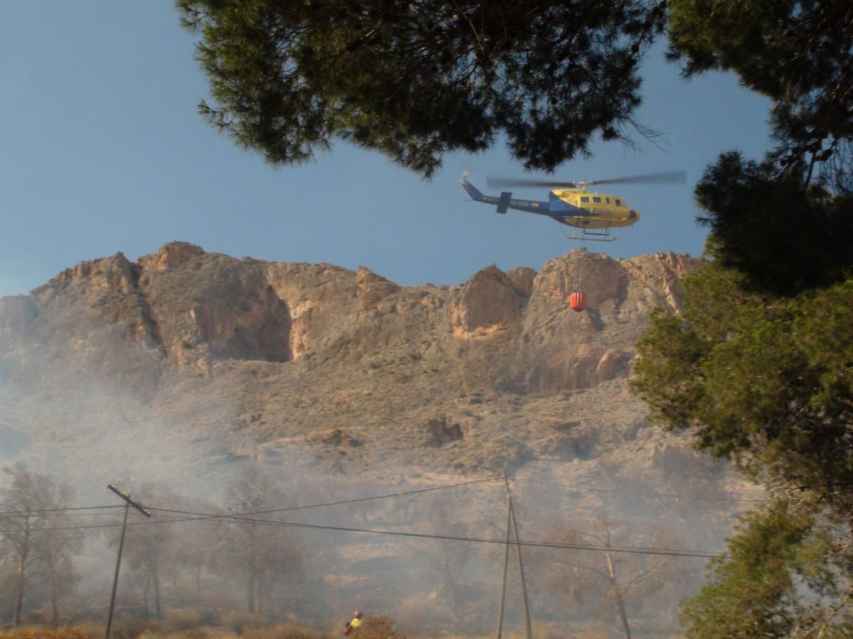 Un incendio calcina casi cuatro hectáreas de monte en Orihuela