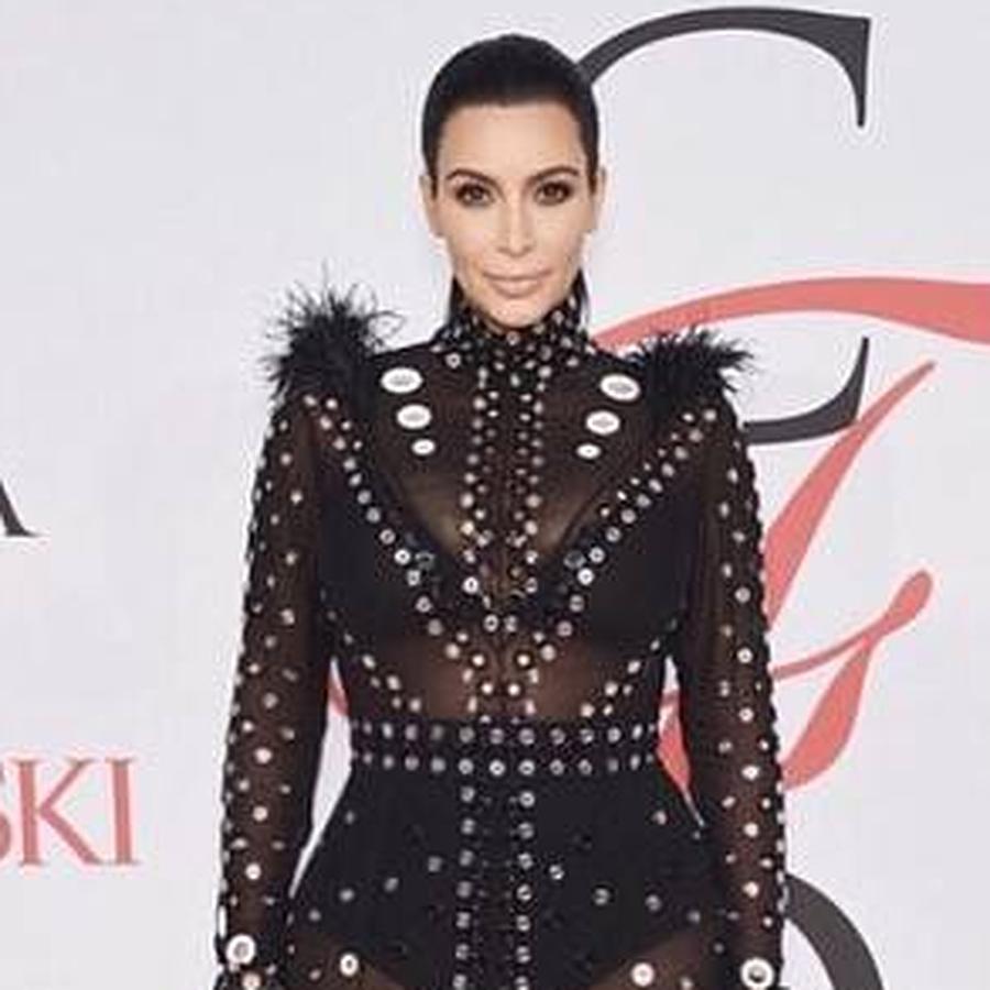 Kim Kardasian. La modelo y empresaria apostó por un vestido negro con transparencias de Proenza Schouler
