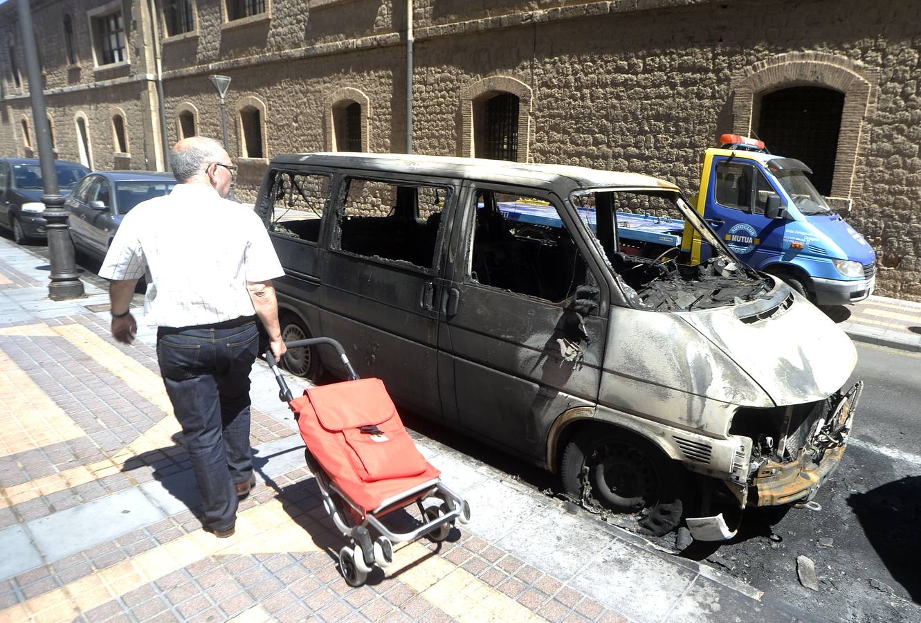 (03-06) Un incendio intencionado de contenedores arrasa tres coches en la calle del Parque en Cartagena. Las llamas afectaron a la fachada de un edificio y alarmaron a los vecinos; en el último mes han quemado 22 cubos de basura en la ciudad.