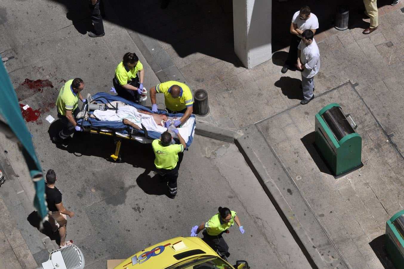 (04-06) Emergencias traslada a un trabajador que resulta herido de extrema gravedad tras caer a la calle desde un andamio situado a la altura de un sexto piso, en la calle San Antolín de Murcia.