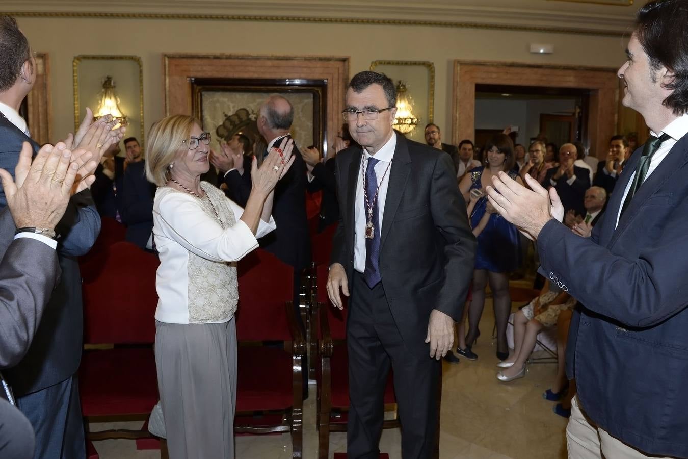 José Ballesta toma posesión de la alcaldía de la ciudad de Murcia. 