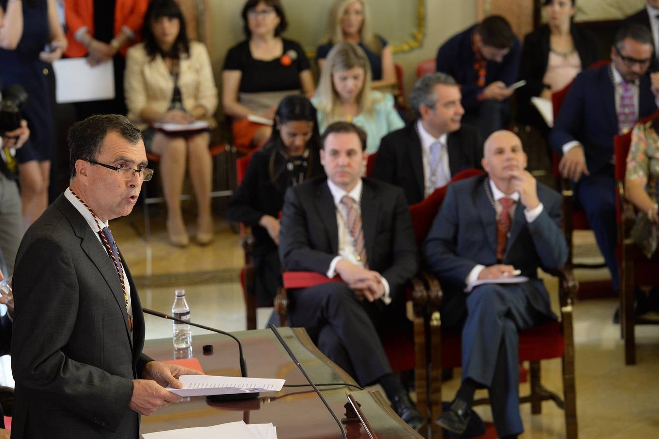 José Ballesta toma posesión de la alcaldía de la ciudad de Murcia. 