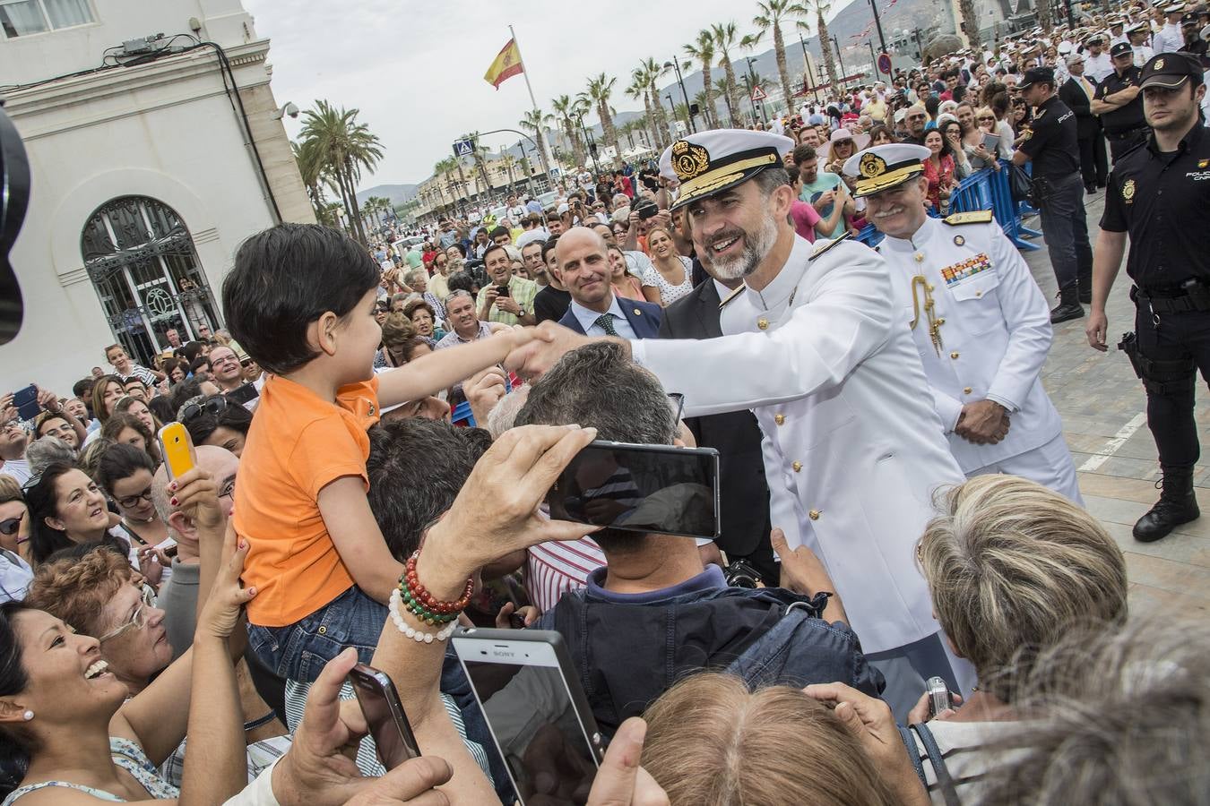 (11-06) Felipe VI en su primera visita oficial a Cartagena, recibido por decenas de cartageneros, finalizó en el Muelle de Alfonso XII una estancia de apenas tres horas en la ciudad para presidir y realzar el acto central de conmemoración del centenario de la creación del Arma Submarina de la Armada.