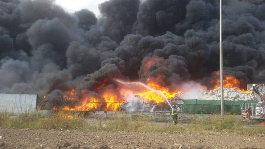 El fuego devora una empresa de reciclaje de plásticos de Torre Pacheco