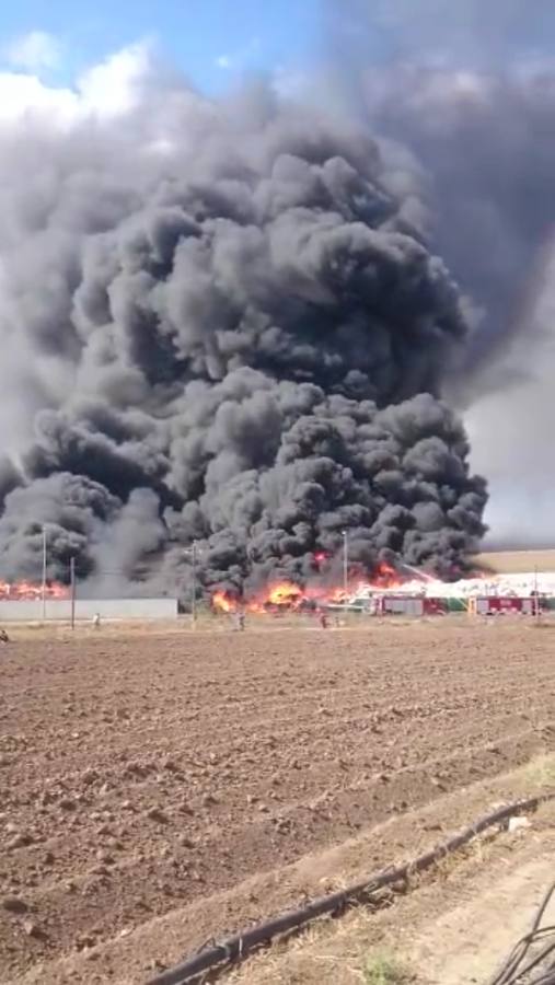 El fuego devora una empresa de reciclaje de plásticos de Torre Pacheco