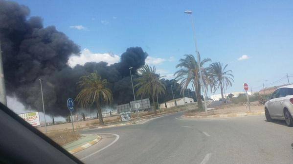 El fuego devora una empresa de reciclaje de plásticos de Torre Pacheco