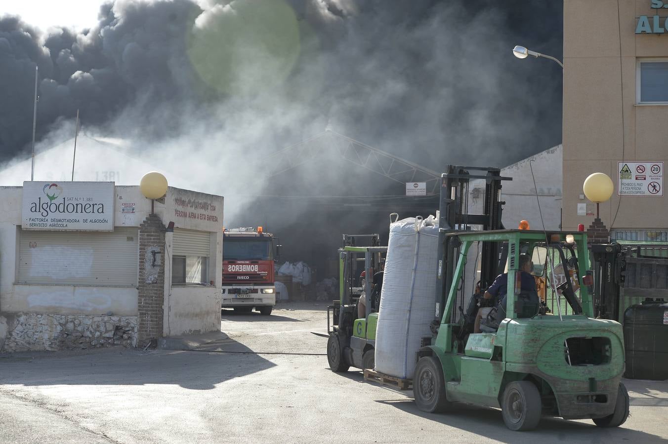 El fuego devora una empresa de reciclaje de plásticos de Torre Pacheco