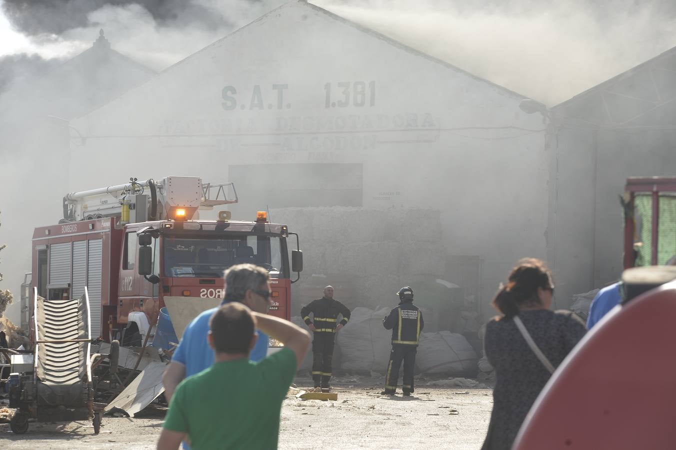 El fuego devora una empresa de reciclaje de plásticos de Torre Pacheco