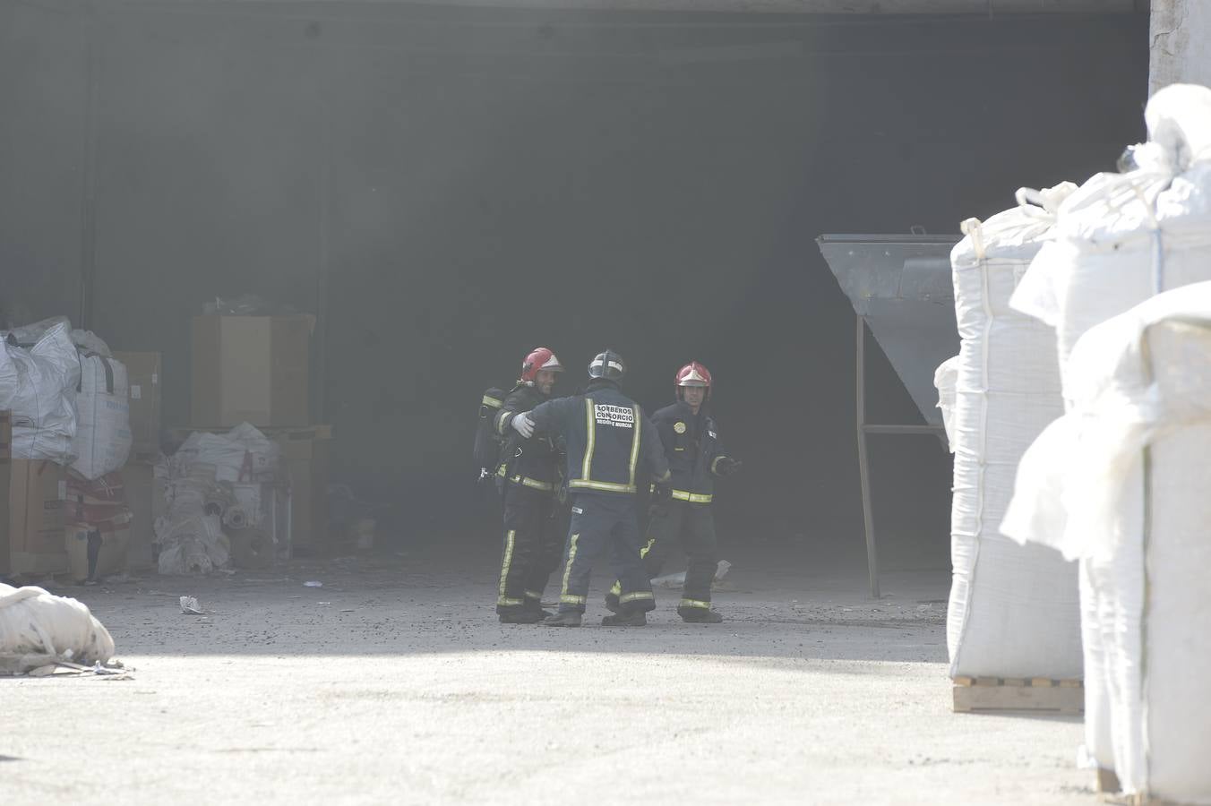 El fuego devora una empresa de reciclaje de plásticos de Torre Pacheco