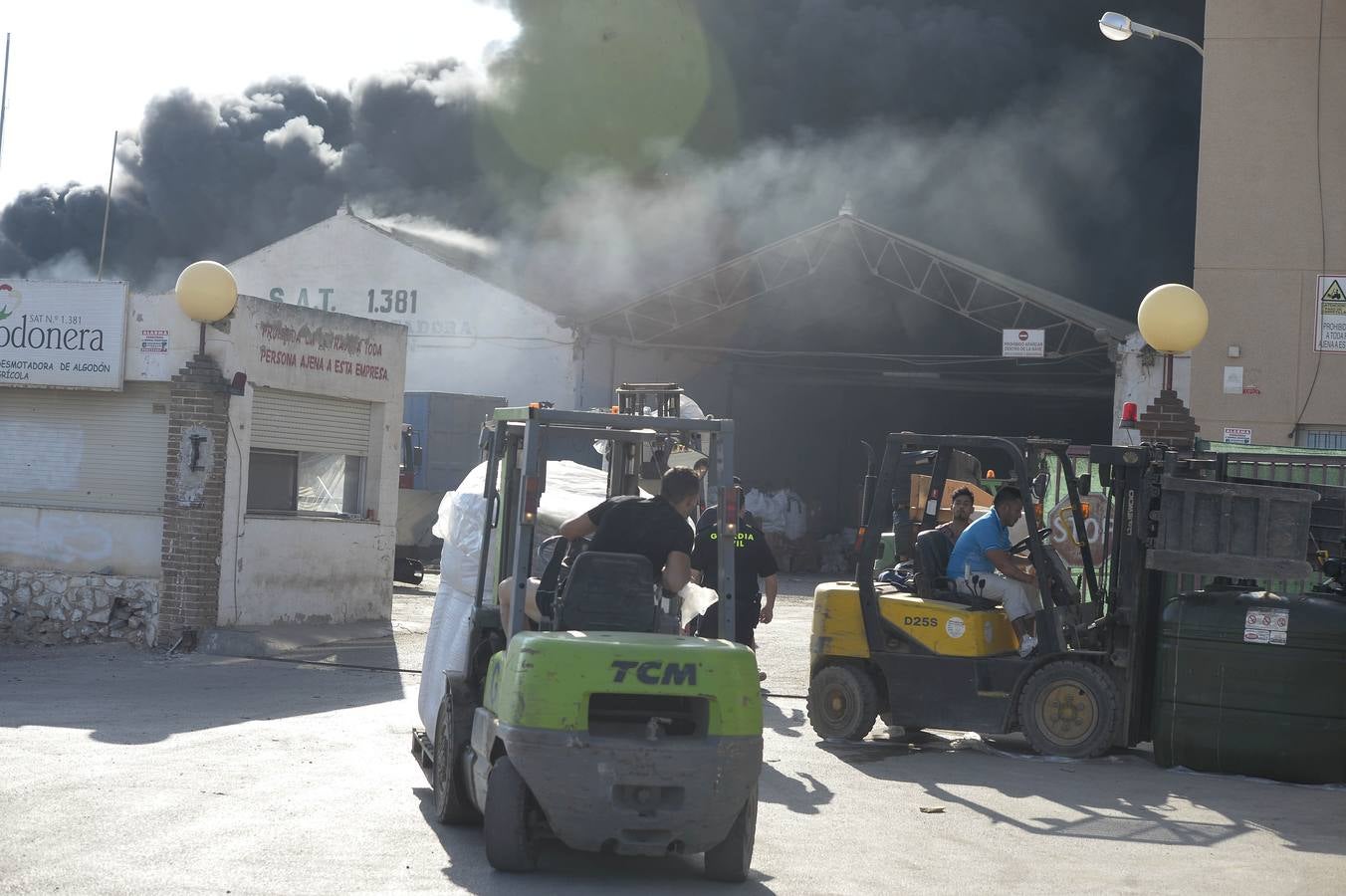 El fuego devora una empresa de reciclaje de plásticos de Torre Pacheco