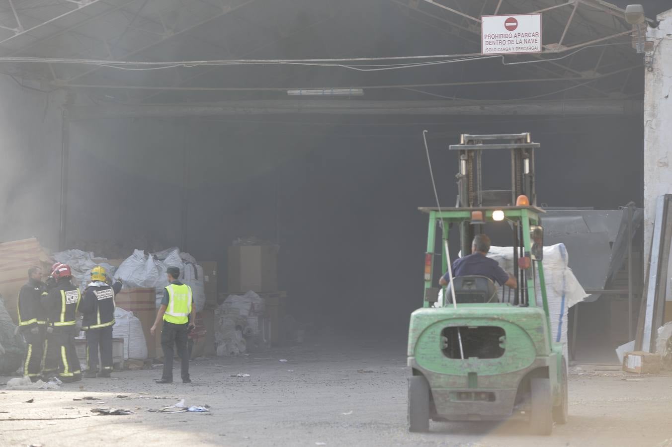 El fuego devora una empresa de reciclaje de plásticos de Torre Pacheco