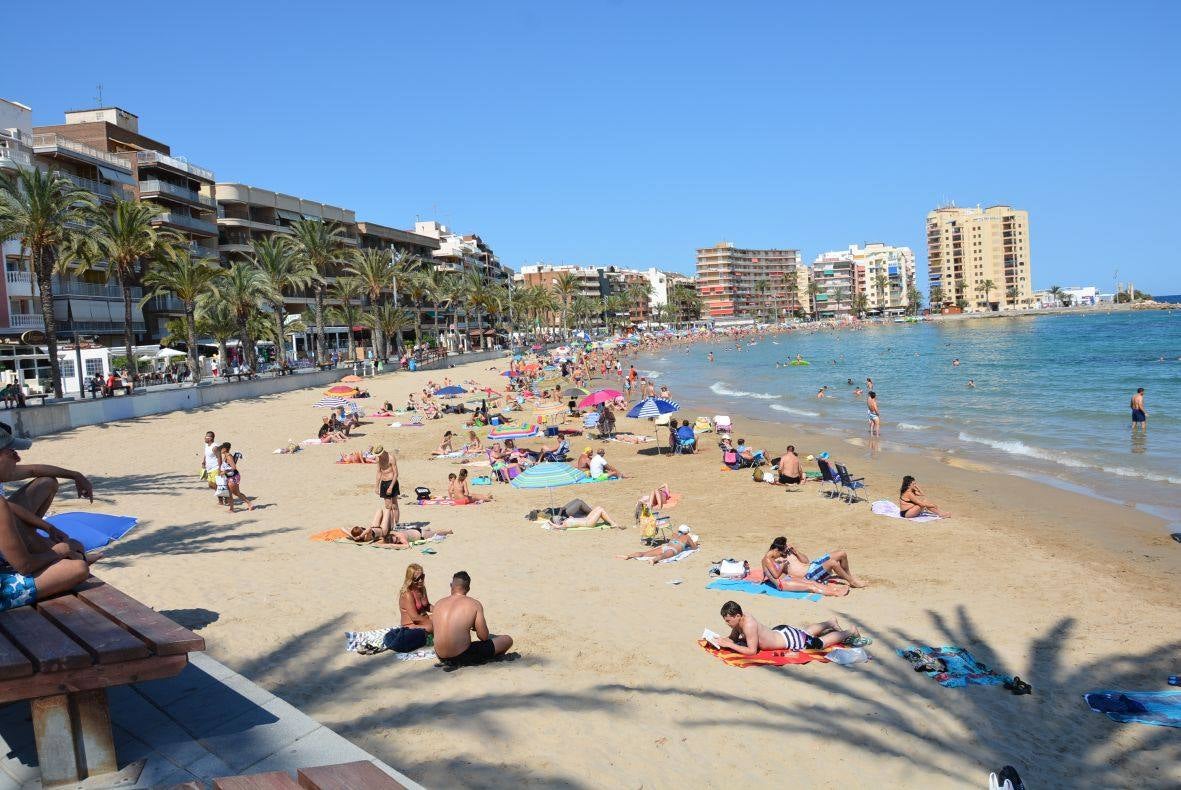 Bañistas en las playas de Torrevieja