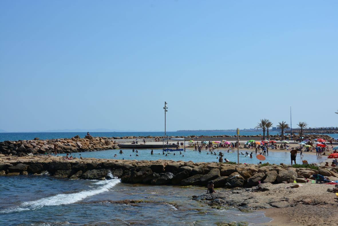 Bañistas en las playas de Torrevieja