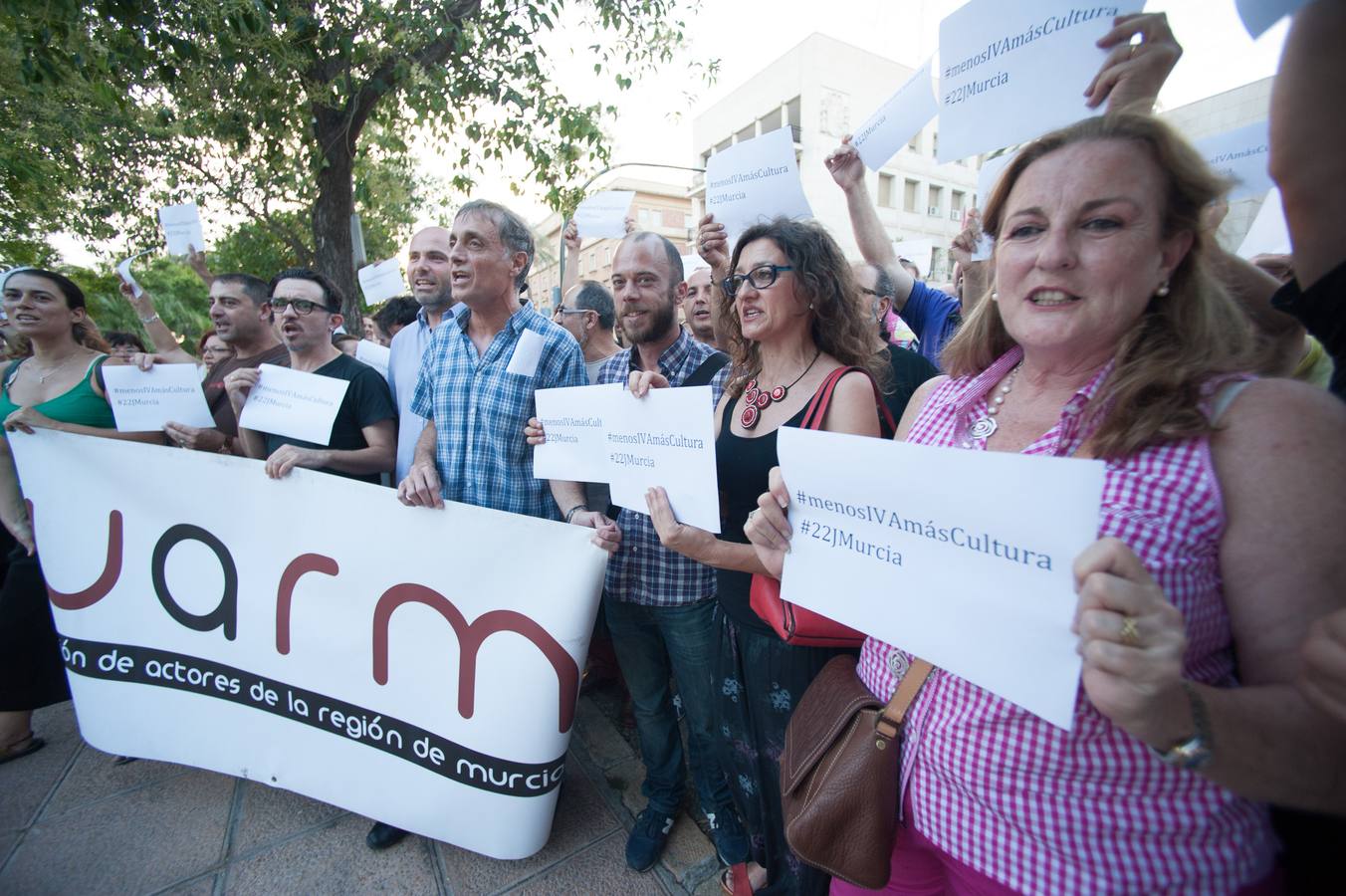 (22-06) La Unión de actores de la Región de Murcia se manifiestó este lunes en la puerta de la Delegación del Gobierno contra la subida del iva cultural y con la lectura del manifiesto de Salvador Serrano.