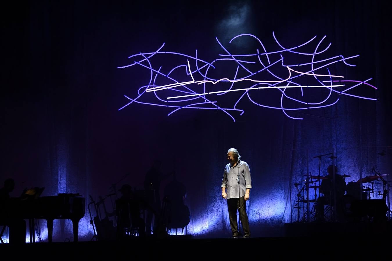 (23-06) La música de Joan Manuel Serrat sonó este martes en el Cuartel de Artillería de Murcia, donde el cantante catalán ofreció uno de los conciertos de su gira de 'Antología desordenada', nombre también del álbum con el que el artista celebra sus cincuenta años de carrera. Serrat compartió con el público murciano algunos de los temas que le han acompañado a lo largo de toda su trayectoria.