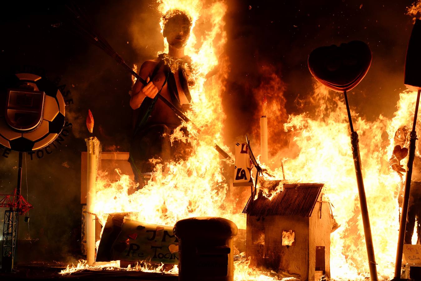 (23-06) La tradición volvió este martes a plagar plazas, descampados y solares con las tradicionales hogueras de San Juan. El fuego sirvió para acabar con enseres viejos y restos de todo tipo, que los vecinos volcaron en las distintas piras. Como en la dispuesta en la pedanía murciana de Puente Tocinos, en la que la ignición de la hoguera a medianoche, estuvo precedida de una actuación musical a la que acudieron numerosos vecinos.