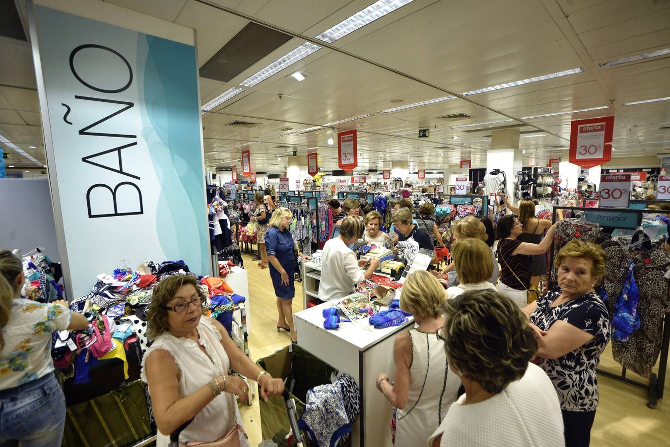 Las rebajas ganan el pulso al calor