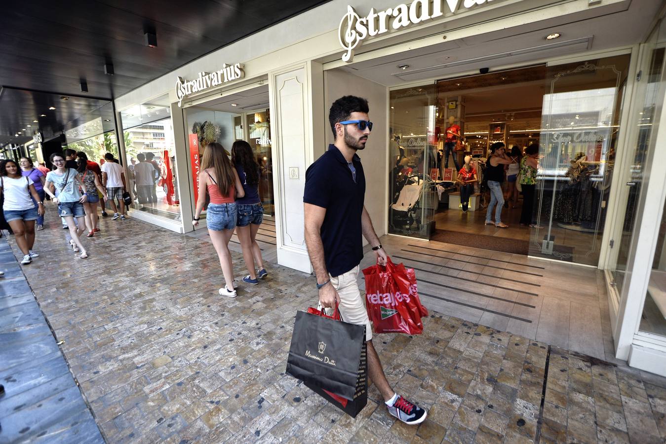 Las rebajas ganan el pulso al calor