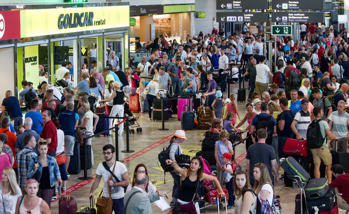 Aeropuerto de Alicante - Elche repleto de turistas