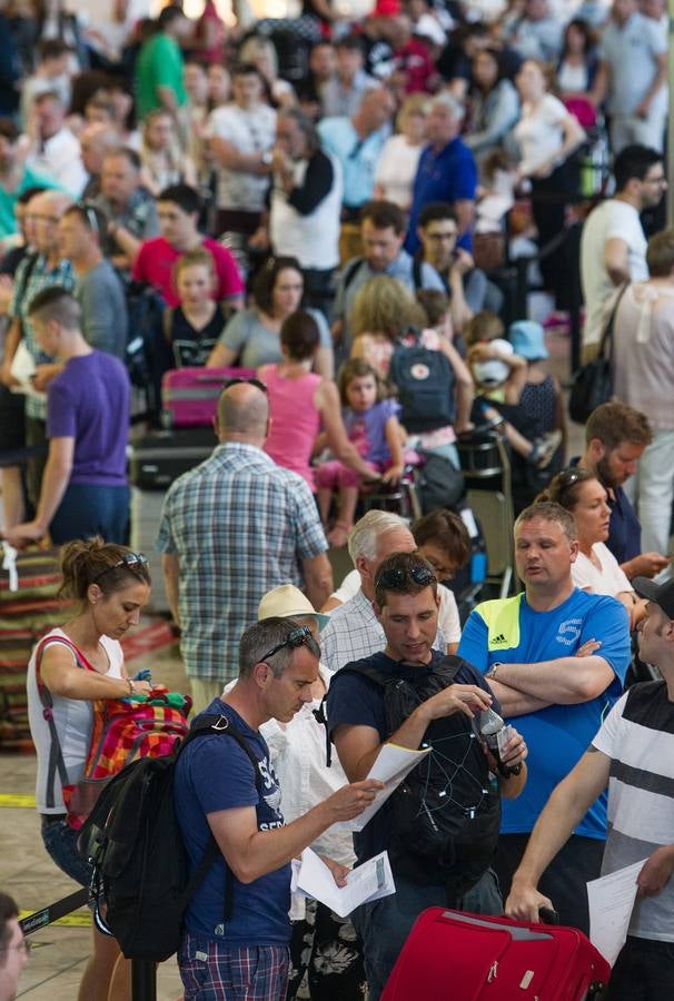 Aeropuerto de Alicante - Elche repleto de turistas