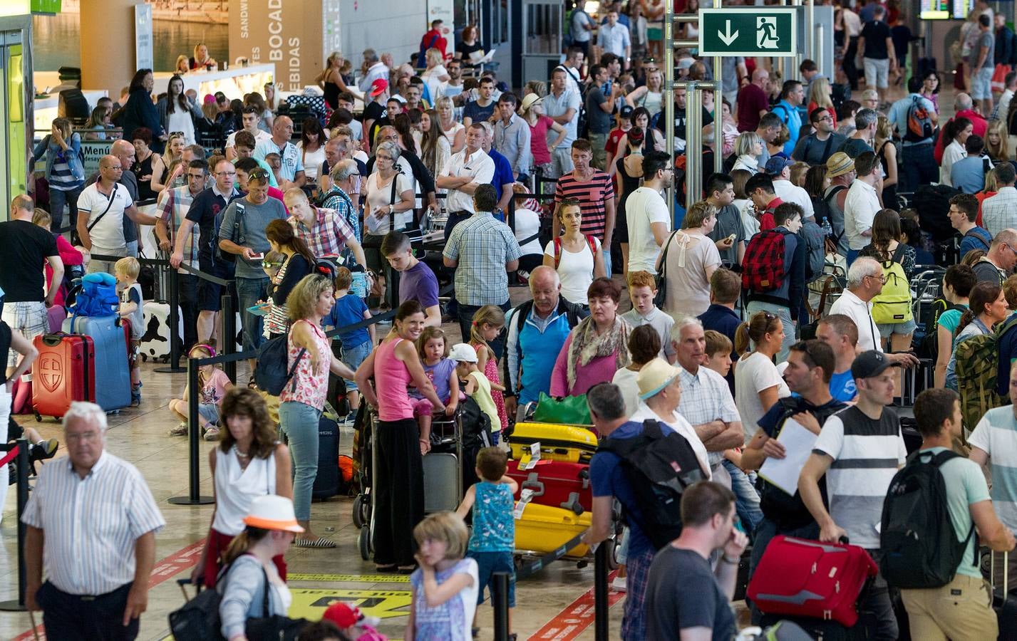 Aeropuerto de Alicante - Elche repleto de turistas