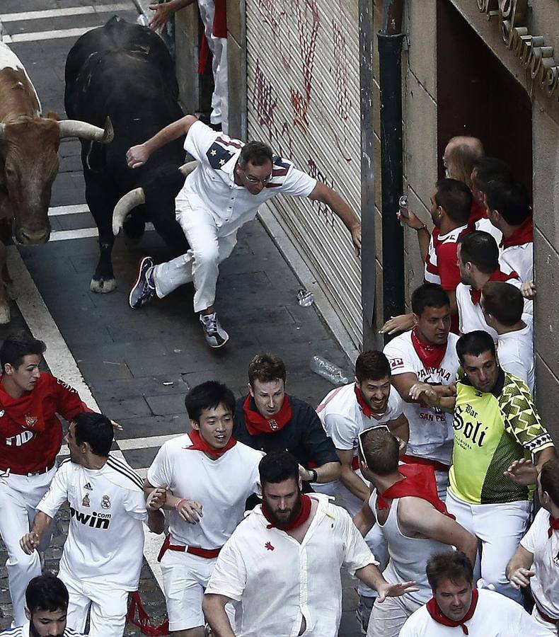 Un mozo alcanzado por el toro de Jandilla.